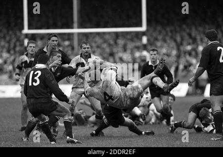 25. Oktober 1989 Rugby Union Neath gegen die All Blacks, die Gnoll, Neath, Wales. Matxch Action vor 12,000 Fans. Foto von Tony Henshaw Stockfoto