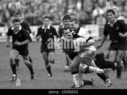 25. Oktober 1989 Rugby Union Neath gegen die All Blacks, die Gnoll, Neath, Wales. Matxch Action vor 12,000 Fans. Foto von Tony Henshaw Stockfoto