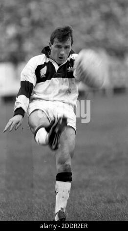 25. Oktober 1989 Rugby Union Neath gegen die All Blacks, die Gnoll, Neath, Wales. Paul Williams von Neath tritt Match-Action vor 12,000 Fans. Foto von Tony Henshaw Stockfoto