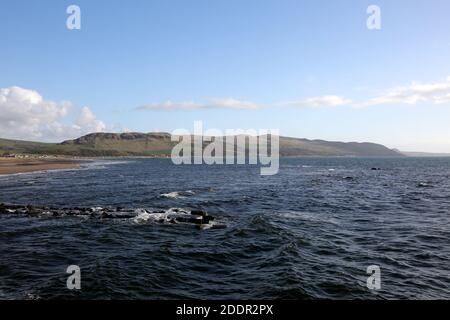 Girvan schaut nach Süden nach Byne Hill, Ayrshire, Schottland, Großbritannien. Zeigt den Strand Girvan ist eine Stadt in Carrick, South Ayrshire, Schottland. Girvan liegt an der Ostküste des Firth of Clyde und hat etwa 6.450 Einwohner. Es liegt 21 Meilen südlich von Ayr und 29 Meilen nördlich von Stranraer, dem wichtigsten Fährhafen von Schottland nach Nordirland Stockfoto