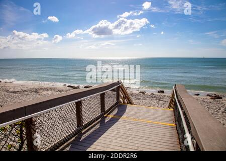 Gehweg zum Caspersen Beach am Golf von Mexiko in Venedig Florida in den Vereinigten Staaten Stockfoto