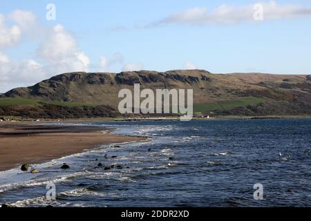 Girvan schaut nach Süden nach Byne Hill, Ayrshire, Schottland, Großbritannien. Zeigt den Strand Girvan ist eine Stadt in Carrick, South Ayrshire, Schottland. Girvan liegt an der Ostküste des Firth of Clyde und hat etwa 6.450 Einwohner. Es liegt 21 Meilen südlich von Ayr und 29 Meilen nördlich von Stranraer, dem wichtigsten Fährhafen von Schottland nach Nordirland Stockfoto