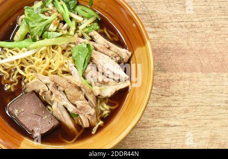Eiernudeln mit gekochter Ente in chinesischer Kräutersuppe Auf Schüssel Stockfoto
