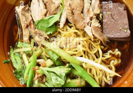 Eiernudeln mit gekochter Ente in chinesischer Kräutersuppe Auf Schüssel Stockfoto