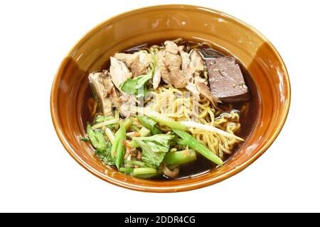 Eiernudeln mit gekochter Ente in chinesischer Kräutersuppe Auf Schüssel Stockfoto