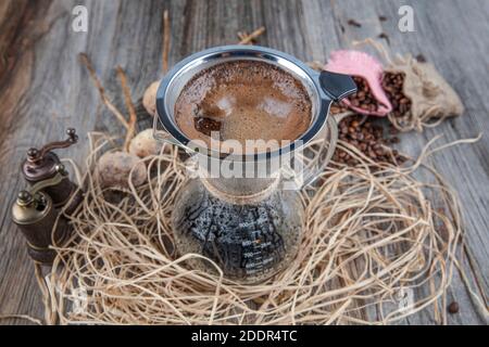 Kaffee in chemex zubereiten. Der Kaffee wird von chemex gemacht. Unvergesslicher Geschmack von frischem Kaffee. Stockfoto