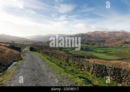 Herbstlicher Blick über das Duddon Valley von dem Weg zum Seathwaite Tarn im Lake District National Park, Cumbria, England. Stockfoto