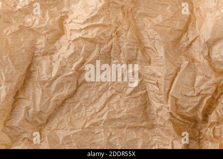 Papiertextur aus Kraftpapier. Braunes zerknittertes Papier. Zerkrinkltes Wrap Sheet, recyceln Grunge Textur Probe. Nahaufnahme von Pergament Stockfoto