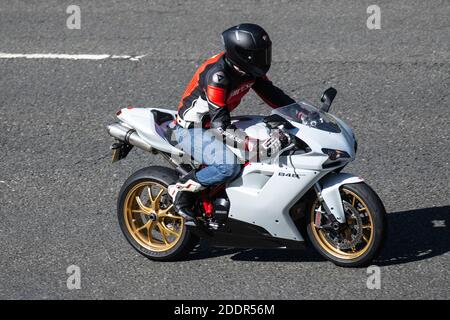 Ducati 848 Motorrad-Fahrer; zwei Rädern Transport, weiße Motorräder, Fahrzeug, Straßen, Motorräder, Motorrad-Fahrer motoring in Chorley, UK Stockfoto