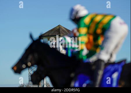 Während der Handicap-Hürde der Newton King Estate Agents auf der Taunton Racecourse beobachten Beamte die Aktion von ihrem Standpunkt aus. Stockfoto