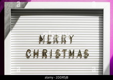 Frohe Weihnachten Zeichen auf Briefbrett Zitat mit Schatten Stockfoto
