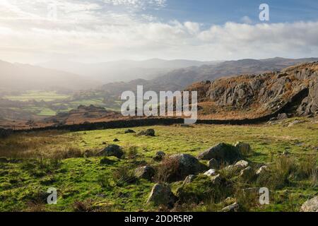 Herbstlicher nebliger Blick über das Duddon Valley vom Tongue House High Close im Lake District National Park, Cumbria, England. Stockfoto