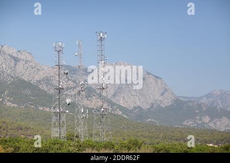 Telecommunication Antenne Tensmitter Turm auf Berge Hintergrund Stockfoto