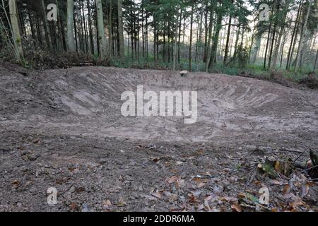 Dämpfungspools in Aconbury Wood Herefordshire UK, vor kurzem von der EA gegraben, um den Schaden von Wasser zu reduzieren, das einen steilen Hang hinunter kommt November 2020. Stockfoto