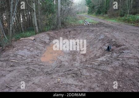 Dämpfungspools in Aconbury Wood Herefordshire UK, vor kurzem von der EA gegraben, um den Schaden von Wasser zu reduzieren, das einen steilen Hang hinunter kommt November 2020. Stockfoto