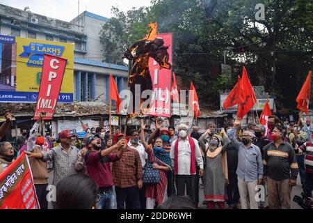 Kalkutta, Indien. November 2020. Demonstranten singen Parolen, während sie während des Streiks ein Bildnis verbrennen.Zentralgewerkschaften und viele unabhängige Verbände und Verbände gehen in einen landesweiten Streik, um gegen verschiedene Politiken der Zentralregierung zu protestieren. Kredit: SOPA Images Limited/Alamy Live Nachrichten Stockfoto