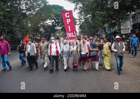 Kalkutta, Indien. November 2020. Während des Streiks chanten Demonstranten Parolen.Zentralgewerkschaften und viele unabhängige Verbände und Verbände treten in einen landesweiten Streik, um gegen verschiedene Politiken der Zentralregierung zu protestieren. Kredit: SOPA Images Limited/Alamy Live Nachrichten Stockfoto