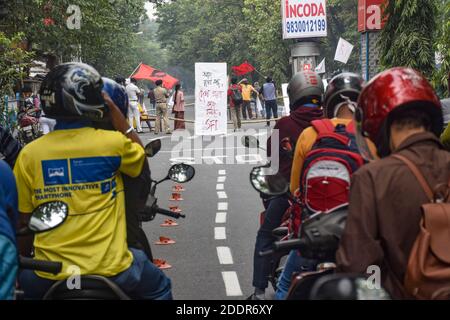 Kalkutta, Indien. November 2020. Während des Streiks blockieren Demonstranten die Straße.Zentralgewerkschaften und viele unabhängige Verbände und Verbände gehen in einen landesweiten Streik, um gegen verschiedene Politiken der Zentralregierung zu protestieren. Kredit: SOPA Images Limited/Alamy Live Nachrichten Stockfoto