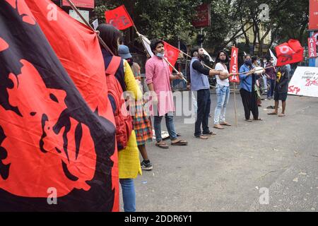 Kalkutta, Indien. November 2020. Demonstranten singen Parolen, während sie während des Streiks Flaggen schwenken.Zentralgewerkschaften und viele unabhängige Verbände und Verbände gehen in einen landesweiten Streik, um gegen verschiedene Politiken der Zentralregierung zu protestieren. Kredit: SOPA Images Limited/Alamy Live Nachrichten Stockfoto