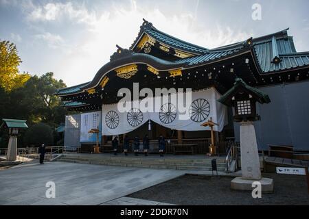 Tokio, Japan. November 2020. Besucher des Yasukuni-Schreins beten vor der Haupthalle der Stadt Chiyoda.der Schrein ist den japanischen Kriegstoten seit der Meiji-Restauration gewidmet. Kredit: SOPA Images Limited/Alamy Live Nachrichten Stockfoto