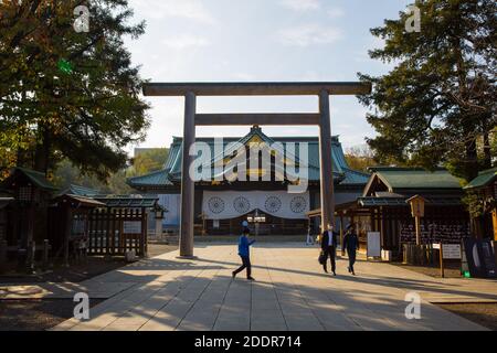 Tokio, Japan. November 2020. Besucher in der Nähe der Haupthalle des Yasukuni-Schreins in Chiyoda City.der Schrein ist den japanischen Kriegstoten seit der Meiji-Restauration gewidmet. Kredit: SOPA Images Limited/Alamy Live Nachrichten Stockfoto