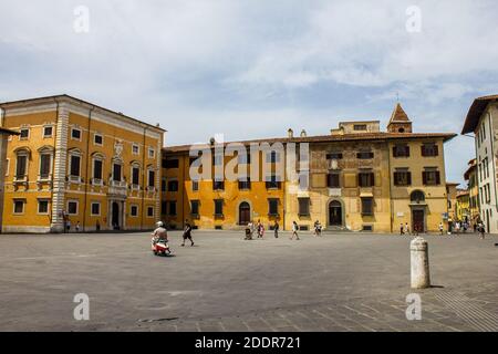 Pisa, Italien - 9. Juli 2017: Blick auf Touristen auf der Piazza dei Cavalieri (Ritterplatz) in der Altstadt von Pisa an einem Sommertag Stockfoto