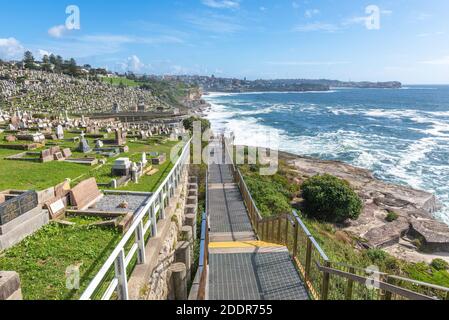 Sydney, Australien - Leute, die auf dem Coogee zu Bondi Coastal Walk wandern. Dieser berühmte Küstenwanderweg erstreckt sich über sechs Kilometer in Sydneys östlichen Vororten. Stockfoto