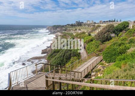 Sydney, Australien - Leute, die auf dem Coogee zu Bondi Coastal Walk wandern. Dieser berühmte Küstenwanderweg erstreckt sich über sechs Kilometer in Sydneys östlichen Vororten. Stockfoto