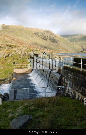 Der Ausfluss aus dem Seathwaite Tarn Reservoir (Tarn Beck) im Lake District National Park, Cumbria, England. Stockfoto