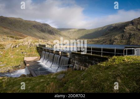 Der Ausfluss aus dem Seathwaite Tarn Reservoir (Tarn Beck) im Lake District National Park, Cumbria, England. Stockfoto