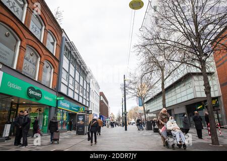 Slough, Großbritannien. November 2020. Mitglieder der Öffentlichkeit passieren die Slough High Street. Die britische Regierung hat angekündigt, dass Slough in Tier 3, die höchste Stufe der Coronavirus-Beschränkungen, wechseln wird, wenn die zweite Sperre, die zur Verhinderung der Ausbreitung von COVID-19 verhängt wird, nach dem 2. Dezember endet. Kredit: Mark Kerrison/Alamy Live Nachrichten Stockfoto