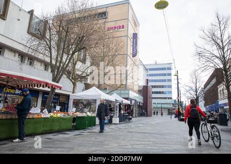 Slough, Großbritannien. November 2020. Mitglieder der Öffentlichkeit passieren die Slough High Street. Die britische Regierung hat angekündigt, dass Slough in Tier 3, die höchste Stufe der Coronavirus-Beschränkungen, wechseln wird, wenn die zweite Sperre, die zur Verhinderung der Ausbreitung von COVID-19 verhängt wird, nach dem 2. Dezember endet. Kredit: Mark Kerrison/Alamy Live Nachrichten Stockfoto