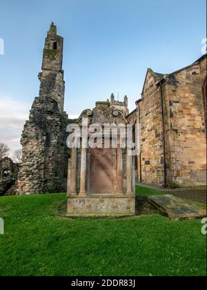 Kilwinning, Schottland, Großbritannien. 22. November 2020: Der Friedhof im Kilwinning Abbey Friedhof. Stockfoto