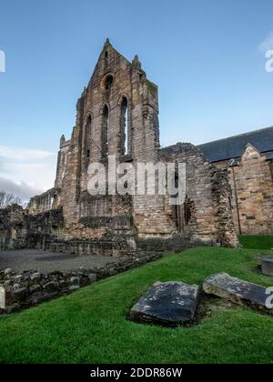 Kilwinning, Schottland, Großbritannien. 22. November 2020: Die Ruinen der Kilwinning Abbey. Stockfoto