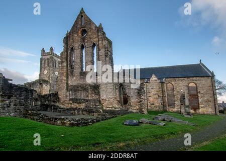 Kilwinning, Schottland, Großbritannien. 22. November 2020: Die Ruinen der Kilwinning Abbey. Stockfoto