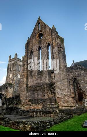 Kilwinning, Schottland, Großbritannien. 22. November 2020: Die Ruinen der Kilwinning Abbey. Stockfoto