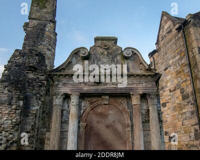 Kilwinning, Schottland, Großbritannien. 22. November 2020: Der Friedhof im Kilwinning Abbey Friedhof. Stockfoto