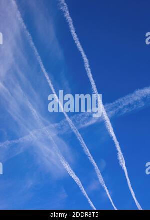 Jet kontrainert Kreuz und quer an einem strahlend blauen Herbstmorgen. Stockfoto