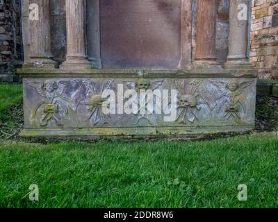 Kilwinning, Schottland, Großbritannien. 22. November 2020: Der Friedhof im Kilwinning Abbey Friedhof. Stockfoto