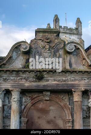 Kilwinning, Schottland, Großbritannien. 22. November 2020: Der Friedhof im Kilwinning Abbey Friedhof. Stockfoto