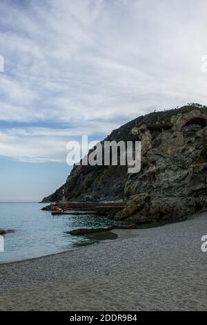 Monterosso al Mare, Italien - 8. Juli 2017: Blick auf die Statue Il Gigante in Monterosso al Mare an einem Sommertag Stockfoto