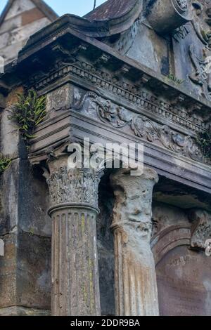 Kilwinning, Schottland, Großbritannien. 22. November 2020: Der Friedhof im Kilwinning Abbey Friedhof. Stockfoto