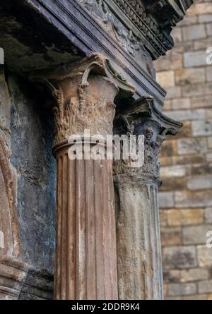 Kilwinning, Schottland, Großbritannien. 22. November 2020: Der Friedhof im Kilwinning Abbey Friedhof. Stockfoto