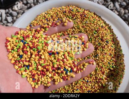 Kleine und bunte Kunststoffteile, die in der industriellen Produktion verwendet werden Stockfoto