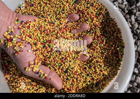 Kleine und bunte Kunststoffteile, die in der industriellen Produktion verwendet werden Stockfoto