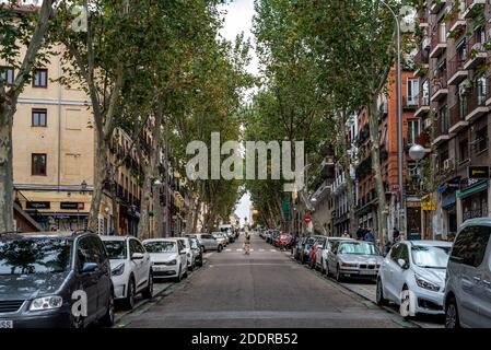 Madrid, Spanien - 2. Oktober 2020: Ribera de Curtidores Straße im Embajadores Viertel. Es ist die Hauptstraße von El Rastro, einem traditionellen Sonntag Floh mar Stockfoto