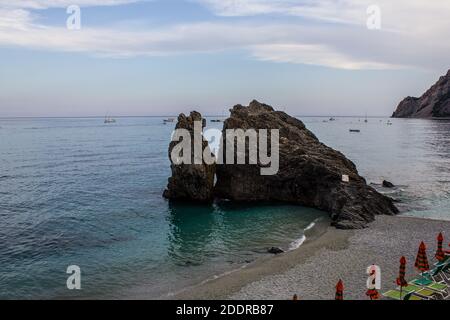 Monterosso al Mare, Italien - 8. Juli 2017: Ein Felsen am Strand von Fegina in Monterosso al Mare an einem Sommertag Stockfoto