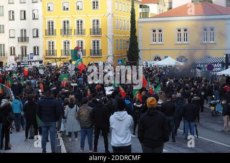 Lissabon, Portugal. November 2020. Portugal, Lisboa Profis aus verschiedenen Sektoren der Gastronomie, sondern auch aus Handel, Kultur, Gastfreundschaft, protestieren vor der Versammlung der Republik. In diesem Jahr ist das Datum des 25. November mit erhöhter Symbolik geladen, da es die Frist für die Zahlung von Steuern an den Staat ist, in einer Zeit der klaren Verzweiflung und Unsicherheit, in der Unternehmer und Arbeitnehmer aus verschiedenen Sektoren sich gefunden (Foto: Luis Nunes/Sipa USA) Quelle: SIPA USA/Alamy Live News Stockfoto