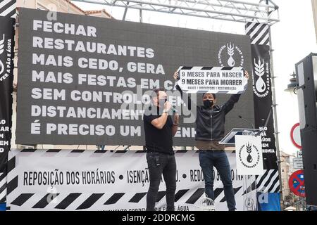 Lissabon, Portugal. November 2020. Portugal, Lisboa Profis aus verschiedenen Sektoren der Gastronomie, sondern auch aus Handel, Kultur, Gastfreundschaft, protestieren vor der Versammlung der Republik. In diesem Jahr ist das Datum des 25. November mit erhöhter Symbolik geladen, da es die Frist für die Zahlung von Steuern an den Staat ist, in einer Zeit der klaren Verzweiflung und Unsicherheit, in der Unternehmer und Arbeitnehmer aus verschiedenen Sektoren sich gefunden (Foto: Luis Nunes/Sipa USA) Quelle: SIPA USA/Alamy Live News Stockfoto