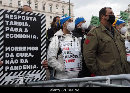 Lissabon, Portugal. November 2020. Portugal, Lisboa Profis aus verschiedenen Sektoren der Gastronomie, sondern auch aus Handel, Kultur, Gastfreundschaft, protestieren vor der Versammlung der Republik. In diesem Jahr ist das Datum des 25. November mit erhöhter Symbolik geladen, da es die Frist für die Zahlung von Steuern an den Staat ist, in einer Zeit der klaren Verzweiflung und Unsicherheit, in der Unternehmer und Arbeitnehmer aus verschiedenen Sektoren sich gefunden (Foto: Luis Nunes/Sipa USA) Quelle: SIPA USA/Alamy Live News Stockfoto